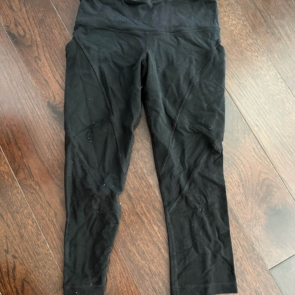 Lulu Lemon rose detail crop leggings size 6